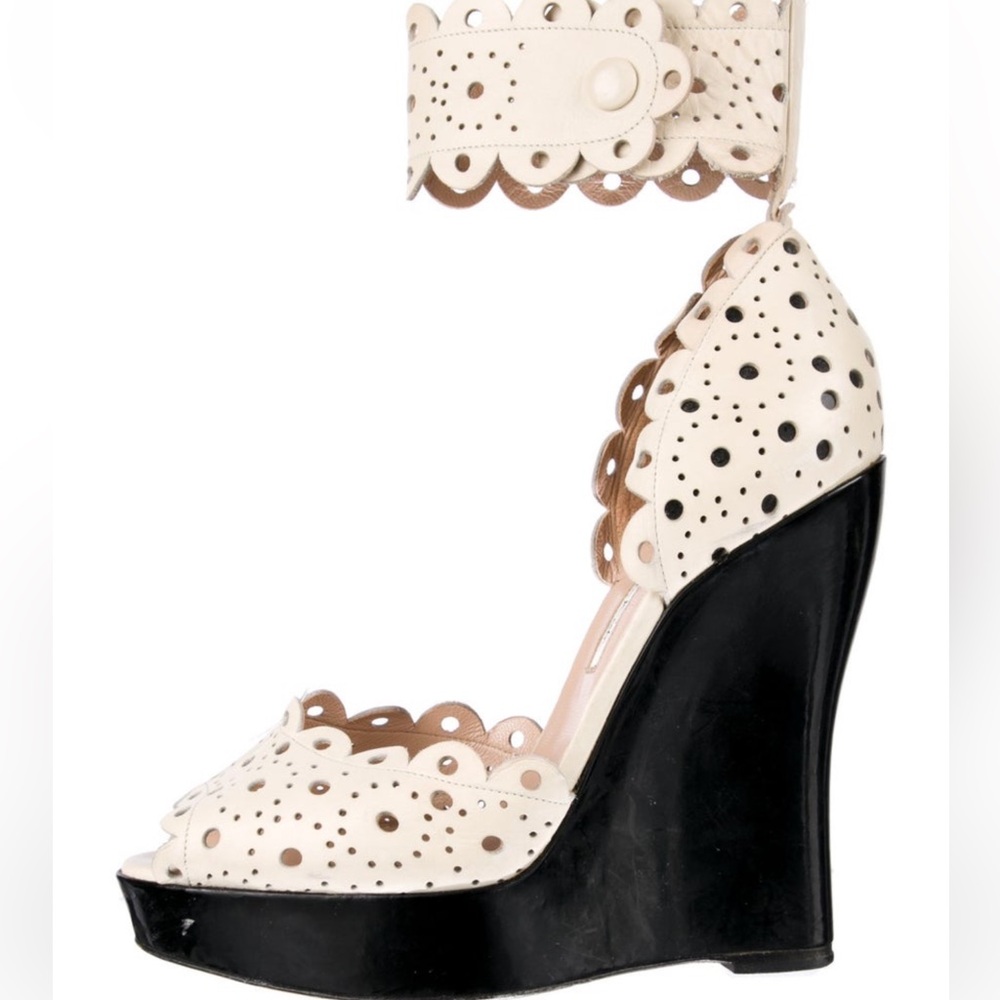 Oscar De La Renta Laser cut stunning wedges white leather sandals shoes vintage